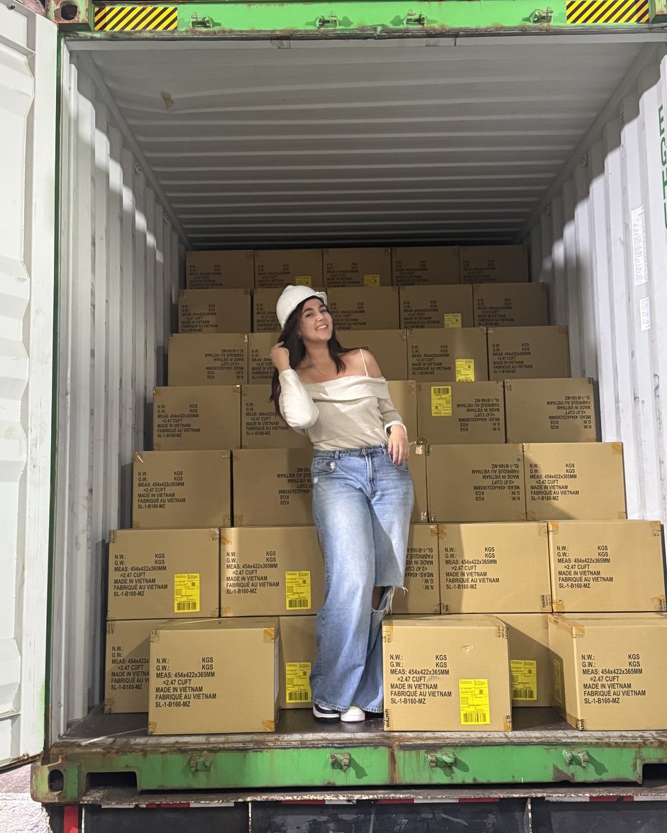 Valeria Bernardo dentro de un contenedor cargado de mercadería importada